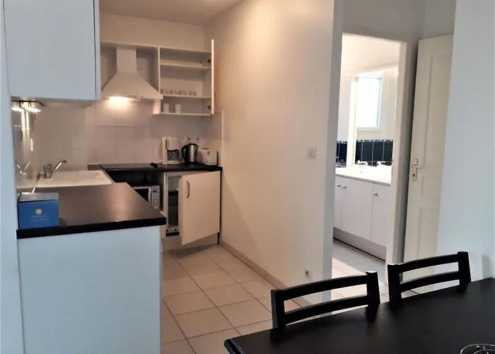 Dans Résidence Calme - 9544 *